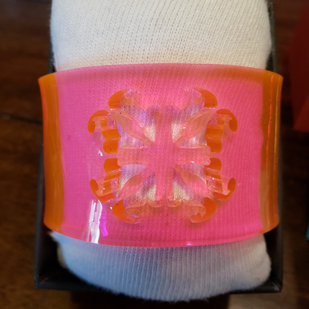 RUSTIC CUFF lucite
